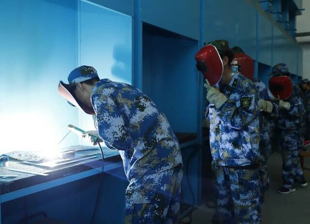 劳动节丨西工大学生从锄地种菜到制作机器人