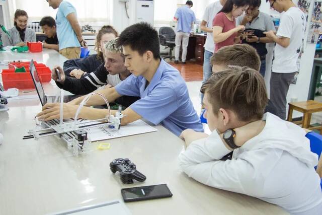 劳动节丨西工大学生从锄地种菜到制作机器人