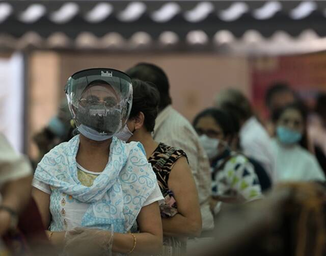 当地时间2021年4月29日，印度孟买，民众等待接种疫苗。人民视觉图