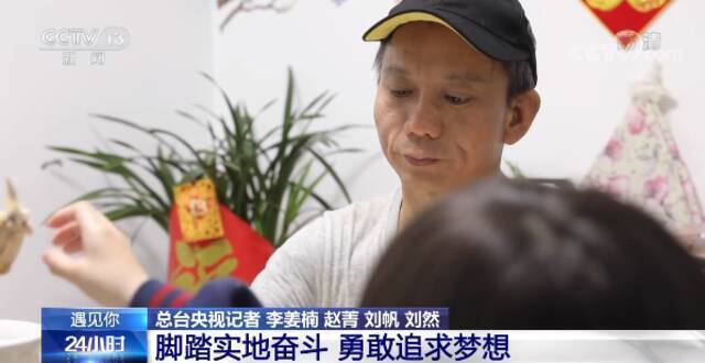 工地上的吉他男神：手上拿的是梦想，头上戴的是生活