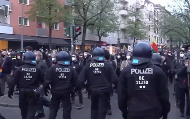 柏林抗议现场，视频截图