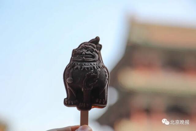 今年五一假期，沈阳故宫文创推出的大殿雪糕和神兽雪糕受到游客的喜爱。视觉中国供图