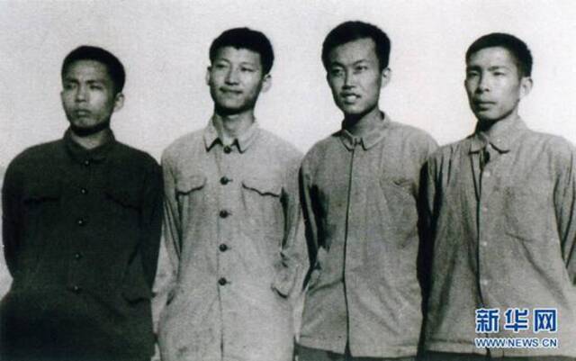 这是1973年上山下乡时期，习近平（左二）在陕西延川县。新华社发