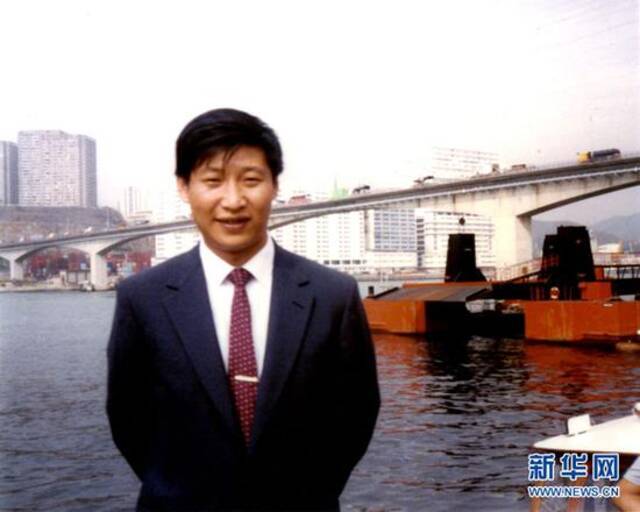 这是时任福建厦门市副市长的习近平到国外考察。新华社发