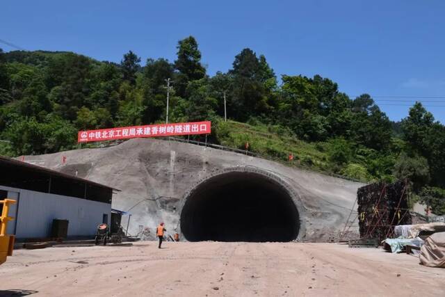 香树岭隧道出口。柳波摄