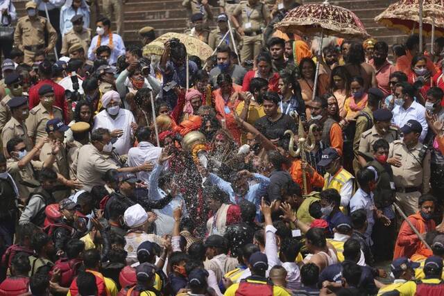 当地时间2021年4月12日，印度哈里瓦尔，大批民众在恒河内沐浴，庆祝大壶节。图片来源：视觉中国