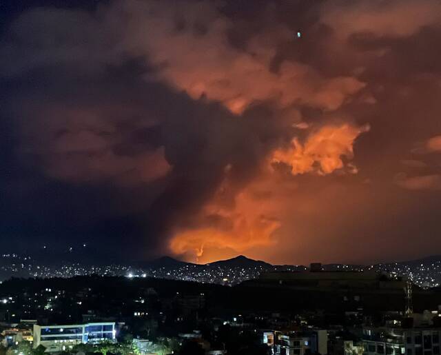 阿富汗一加油站起火引发爆炸：浓浓黑烟腾起，熊熊大火将夜空染成红色