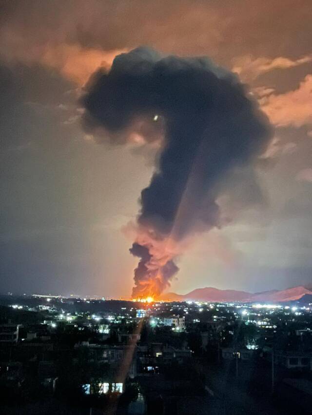 阿富汗一加油站起火引发爆炸：浓浓黑烟腾起，熊熊大火将夜空染成红色