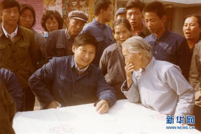 这是1983年，时任河北正定县委书记的习近平（前排居中），临时在大街上摆桌子听取老百姓意见。