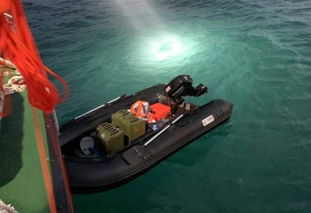 偷渡男子所用皮划艇。图自台湾中时新闻网