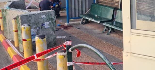 △3名以色列学生在公交车站被枪手击伤图片来源：网络
