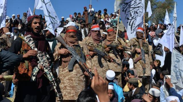 （图说：当地时间5月1日，塔利班武装分子与阿富汗政府军发生冲突。图/Al-Araby）