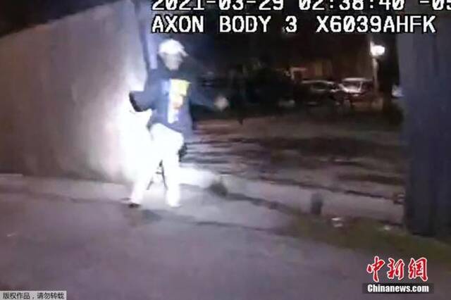 当地时间4月15日，美国警方公布了伊利诺伊州芝加哥一名13岁的男孩遭警察枪击致死的视频。