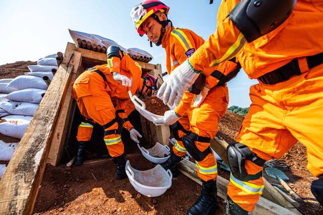 ↑应急救援队的队员们进行小导坑项目训练。