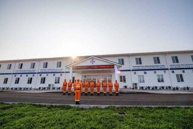 ↑应急救援队的队员们在项目部马来西亚关丹分址集合。