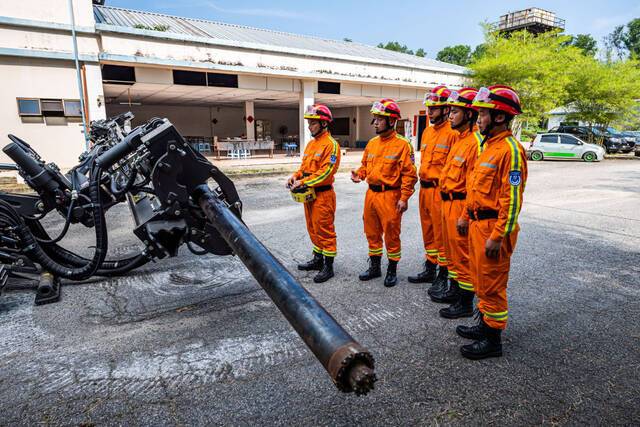 ↑应急救援队的队员们进行用于打通救援生命通道的快速钻机科目训练。