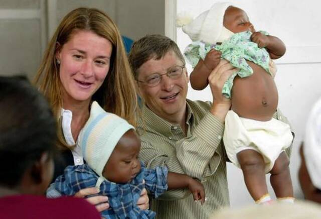  2003年，盖茨夫妇在莫桑比克看望身患疟疾的儿童。来源：纽约时报