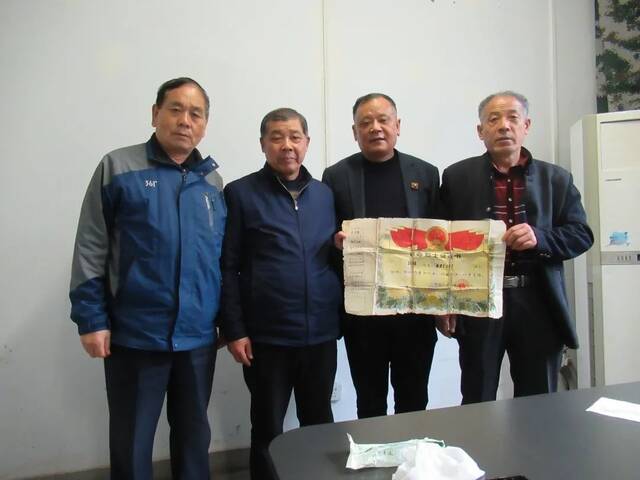 陈怀文（左1）与别道遂烈士的三个弟弟一起展示烈士证书，今年3月他们曾一起到烈士陵园扫墓。陈怀文供图