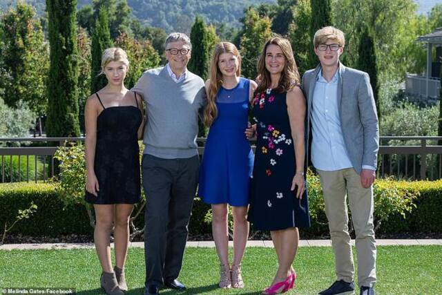 比尔和梅琳达·盖茨（Bill and Melinda Gates），于2019年11月与珍妮弗（Jennifer），菲比（Phoebe）和罗里（Rory）合影