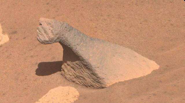 NASA毅力号火星车在火星上拍摄到“腕龙”状岩石
