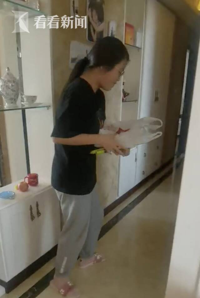 夺笋啊！学生去老师家蹭饭 给老师的女儿送一摞试卷