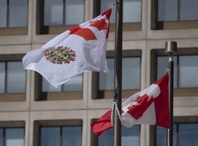 △军事情报学院的院旗和加拿大国旗