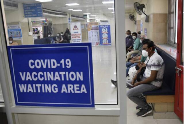 等待接种新冠疫苗的印度民众