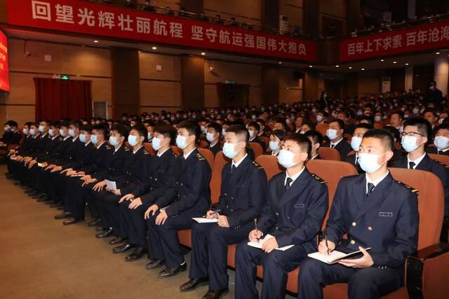 中国远洋海运集团党组书记、董事长许立荣来校调研并为师生作报告