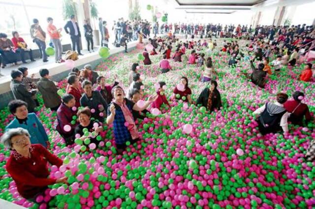 上海癌症康复俱乐部300名癌症康复志愿者参加一项创造“最大海洋球池”的活动。图/视觉中国