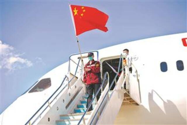 5月4日，中国政府抗疫医疗专家组抵达老挝首都万象瓦岱国际机场。中国政府援老抗疫医疗专家组一行25人4日抵达老挝首都万象。新华社记者章建华摄