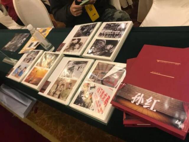 剧本杀展会上的新本子。受访者供图