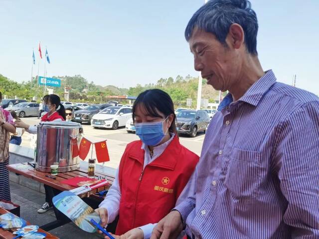 界石服务区“为出行送温暖为驾乘送爱心”志愿文明服务活动。重庆高速集团供图