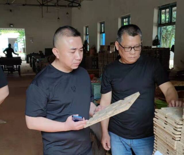 陈建（左）与同事在“五一”假期赴企业开展安全生产检查
