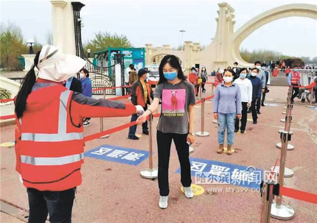 景区严格执行防疫要求，游客有序进园。