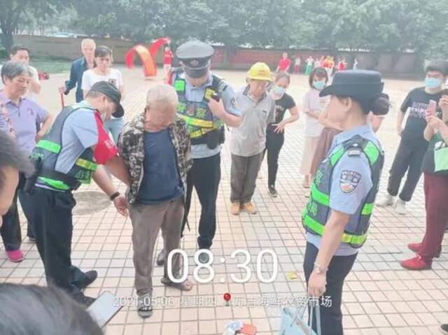 ▲持刀男子被警方控制。