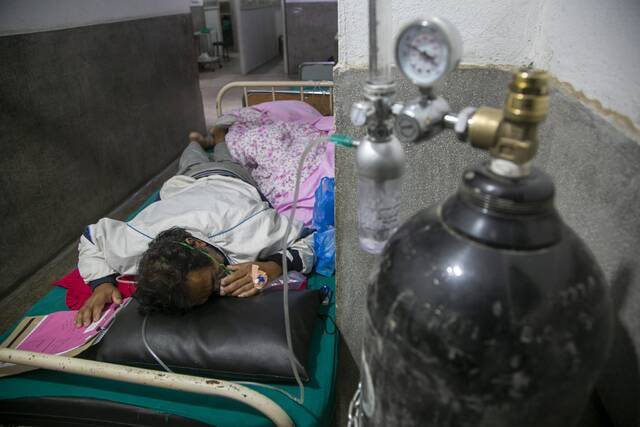 一名新冠患者在尼泊尔医院病床上吸氧（资料图）