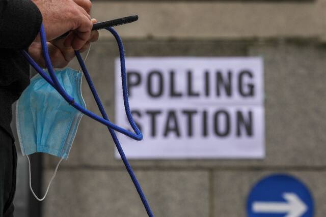 ↑5月6日，一名男子从英国伦敦一处投票站外走过。新华社发（蒂姆·爱尔兰摄）
