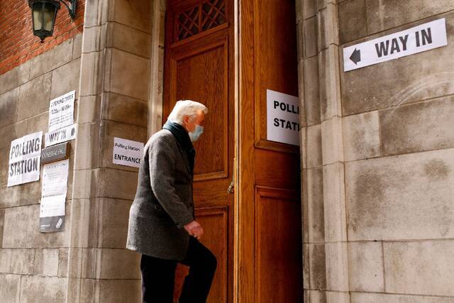 ↑5月6日，一名男子走进英国伦敦一处投票站。新华社发（大卫·克利夫摄）