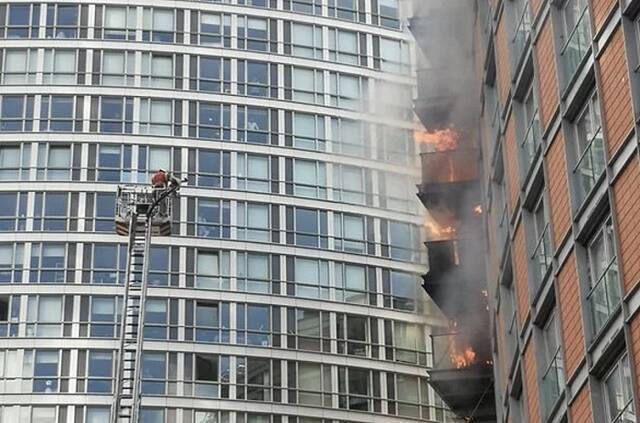 英媒：伦敦一19层公寓楼发生火灾 20辆消防车和约125名消防员赴现场救火