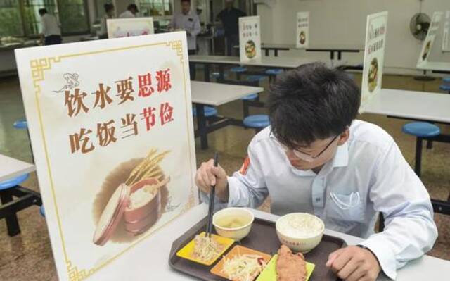 ▲《反食品浪费法》实施后，严重的食品浪费行为，就将接受法律规制。图文无关。图片来源：新京报网