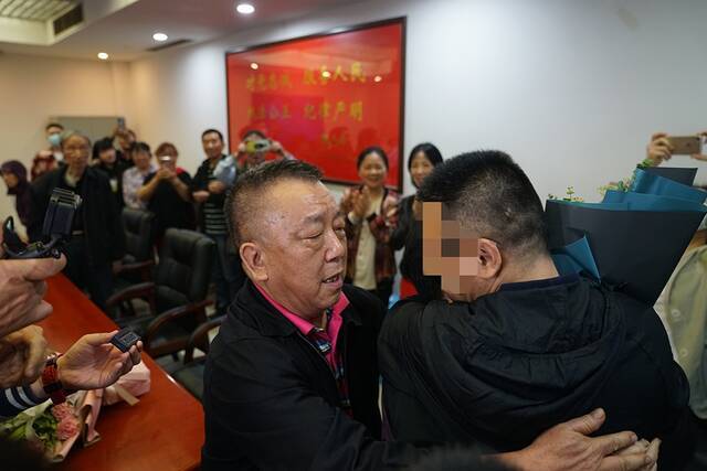  5月7日，陈波与亲生父母重逢。渝中警方供图