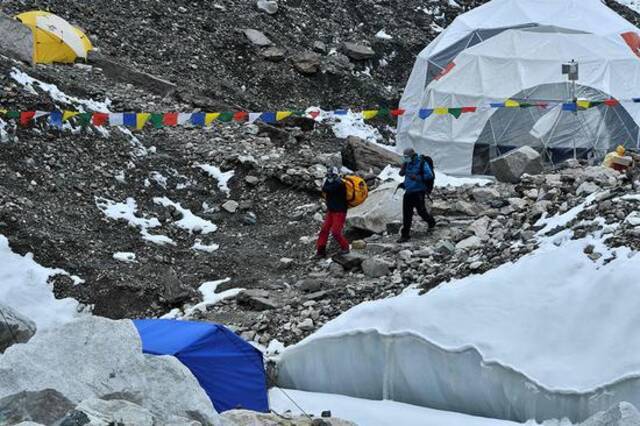 2021年5月1日，登山者抵达珠穆朗玛峰大本营。人民视觉图