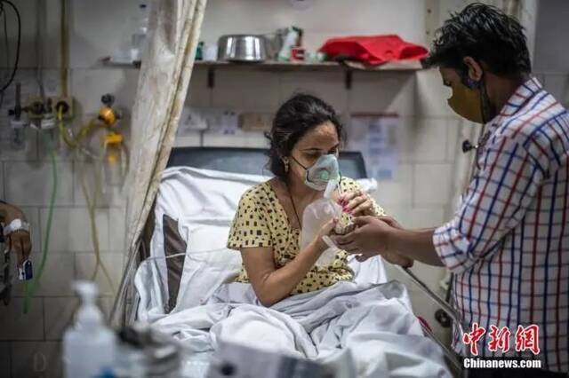 当地时间2021年5月6日，印度新德里，在圣家医院ICU病房的新冠肺炎患者。图片来源：视觉中国