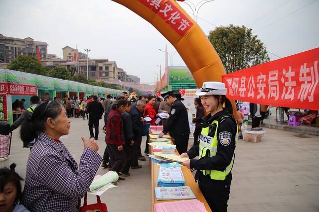 灌阳县交警大队的唐悦被称为“警中郁金香”，她工作负责，为人随和，面对群众的困惑，总是以温柔的语言、灿烂的笑容相对。图为唐悦面带笑容宣传法律知识，获得群众“点赞”。（灌阳县纪委监委郑凯/摄）