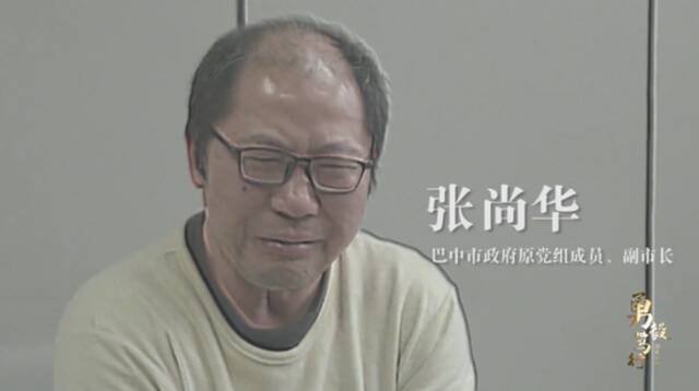 休闲会所里，县委书记一边唱歌喝酒，一边研究人事