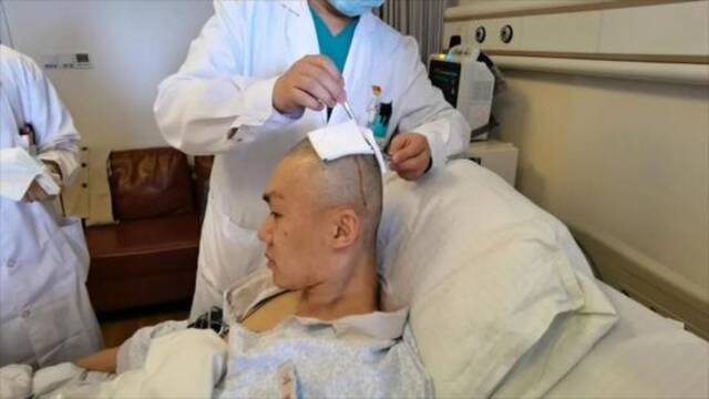 男子突发精神病连砍父母 90后民警为救人头面部中刀