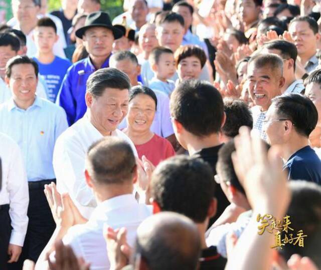 △2019年7月15日，习近平总书记赴内蒙古自治区考察调研，在赤峰市喀喇沁旗河南街道马鞍山村同群众亲切握手。