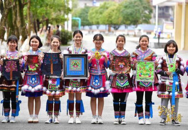 △2019年3月22日，广西融水苗族自治县民族中学女童班的学生展示刺绣作品。