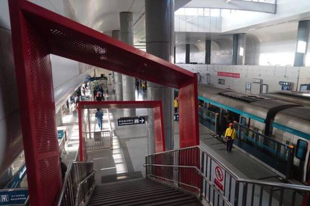 北京地铁大兴线缩短发车间隔后，首个工作日西红门站不限流了