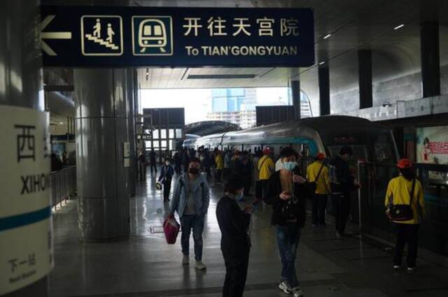 北京地铁大兴线缩短发车间隔后，首个工作日西红门站不限流了
